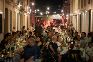 Moment del sopar de carmanyola a la revetlla de l'AAVV El Pujalet. || Q. P.