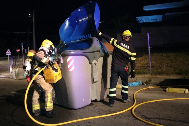 Actuació la nit de Sant Joan a un contenidor al carrer Camamilla de l'Airesol C || O. Moreno
