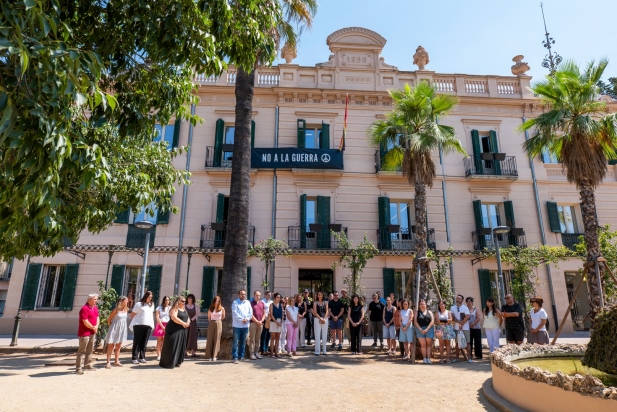 Les persones reunides pel minut de silenci per Veneçuela.