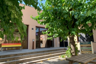 El pati de la Biblioteca Municipal Antoni tort. || M. A.