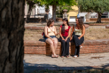 Les estudiants Marina Alcalde, Carla Fernández i Laura Gallardo, conversen sobre l’experiència al costat del sortidor d’aigua de la plaça Major.