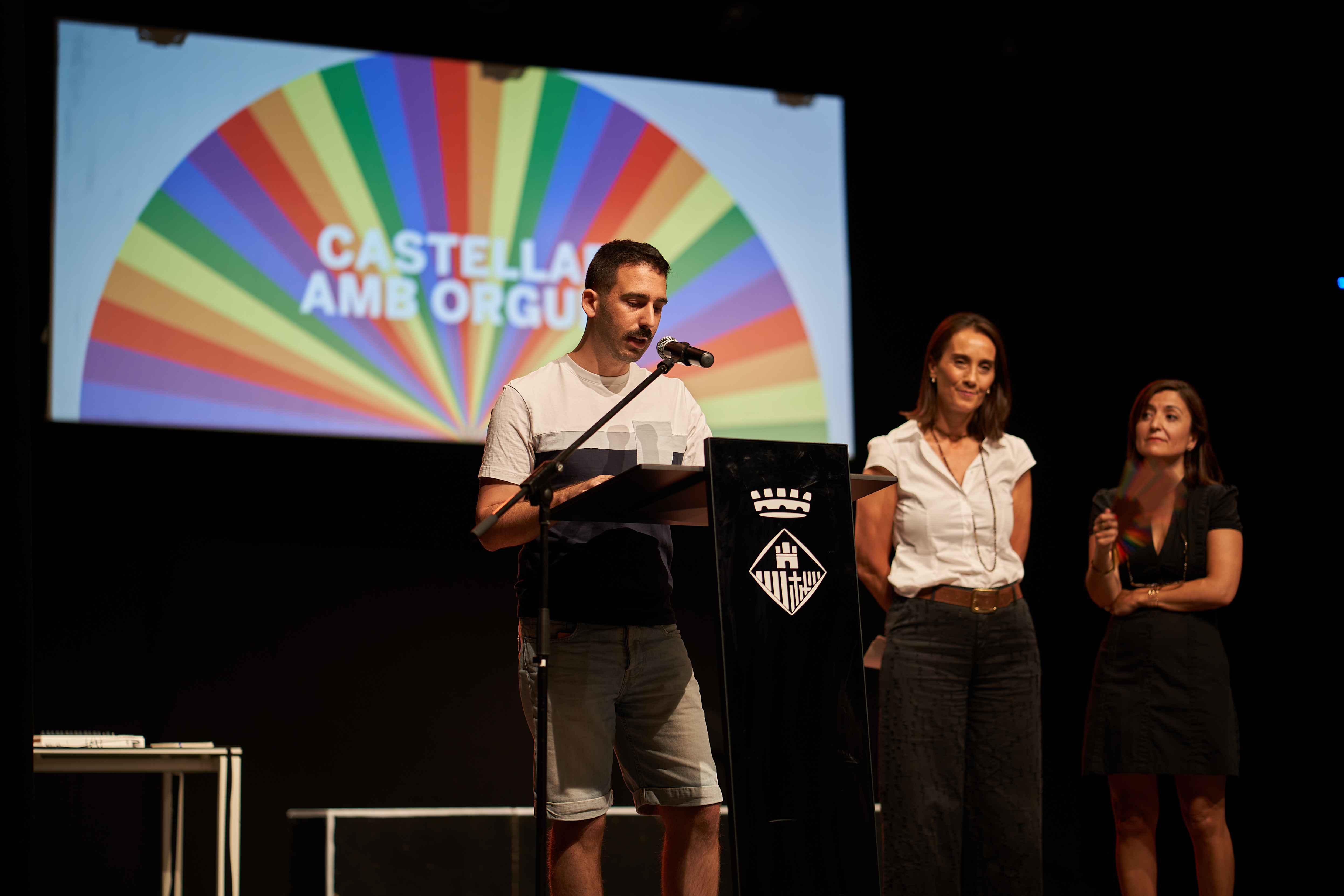 Carlos Lecegui, tècnic de Ràdio Castellar, va llegir el Manifest. || Q. P.