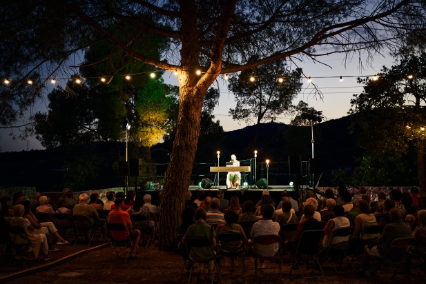 Gemma Humet va crear un ambient íntim amb el públic que va assistir al primer concert del FemFestival 2026 Gemma Humet va crear un ambient íntim amb el públic que va assistir al primer concert del FemFestival 2026