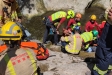 Moment del rescat de la noia accidentada als gorgs de Castellar