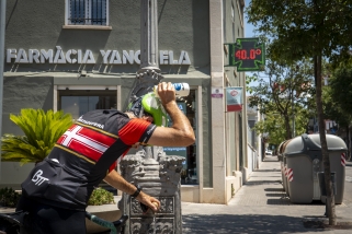 Un ciclista s'hidrata al centre de Castellar davant d'un termòmetre que marca 40 graus ||C. Díaz