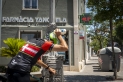 Un ciclista s'hidrata al centre de Castellar davant d'un termòmetre que marca 40 graus ||C. Díaz