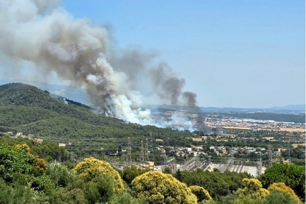 Imatge de les flames des del cementiri de Castellar ||Toni Seguí