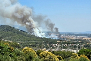 Imatge de les flames des del cementiri de Castellar ||Toni Seguí