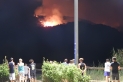 Un grup de castellarencs segueixen l'evolució de les flames de l'incendi de Sentmenat des del Serrat del Vent, al costat del tanatori || J.M. Vegara