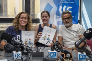 D'esquerra a dreta, Rat Basterretxea, presidenta de SUMA +,  la mestra de l'escola d'educació especial Bellaire Berta Gangonells i el dissenyador i membre de SUMA +, Carles Martínez Calveras