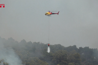 Un helicòpter actuant a l'incendi de Sentmenat ahir al matí