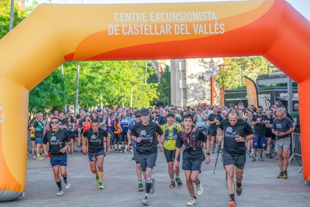 Sortida de la caminada des de la plaça d’El Mirador.