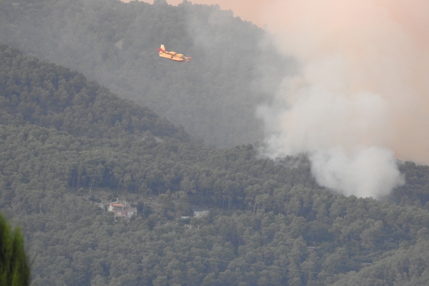 Un mitjà aeri treballa en l'extinció de l'incendi forestal de Sentmenat ||J.M. Vegara