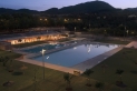 Una imatge nocturna de la piscina municipal de Colobrers
