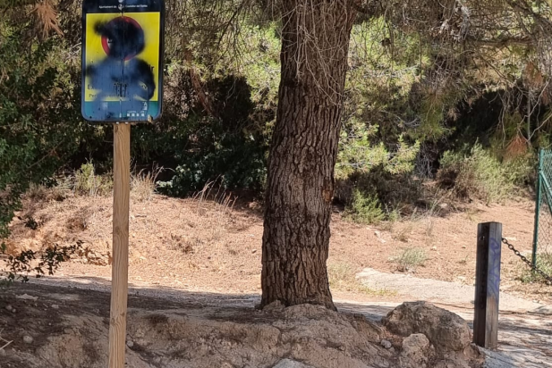 Alguns senyals que adverteixen de la probició d'accedir al medi natural han aparegut pintats