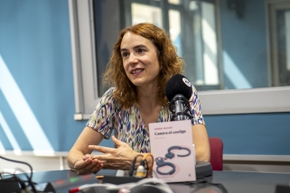 Gemma Ubasart amb el llibre ‘Contra el castigo’ als estudis de Ràdio Castellar