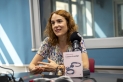 Gemma Ubasart amb el llibre ‘Contra el castigo’ als estudis de Ràdio Castellar