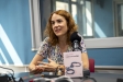 Gemma Ubasart amb el llibre ‘Contra el castigo’ als estudis de Ràdio Castellar