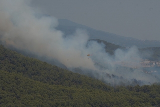 Un helicòpter actuant a l'incendi de Sentmenat dilluns 6 de juliol