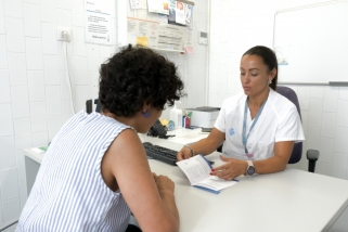 La infermera Vanesa Cano del CAP de Castellar atenent una pacient a la seva consulta.