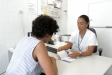 La infermera Vanesa Cano del CAP de Castellar atenent una pacient a la seva consulta.