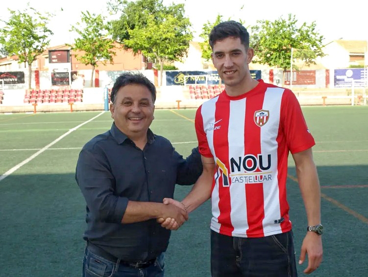 Àlex Sánchez, procedent del Mollet, amb el president Miki Vilanova en la presentació. Àlex Sánchez, procedent del Mollet, amb el president Miki Vilanova en la presentació.