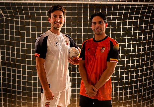 Josep Maria Martínez i Dani Castro amb les noves samarretes del club. Josep Maria Martínez i Dani Castro amb les noves samarretes del club.