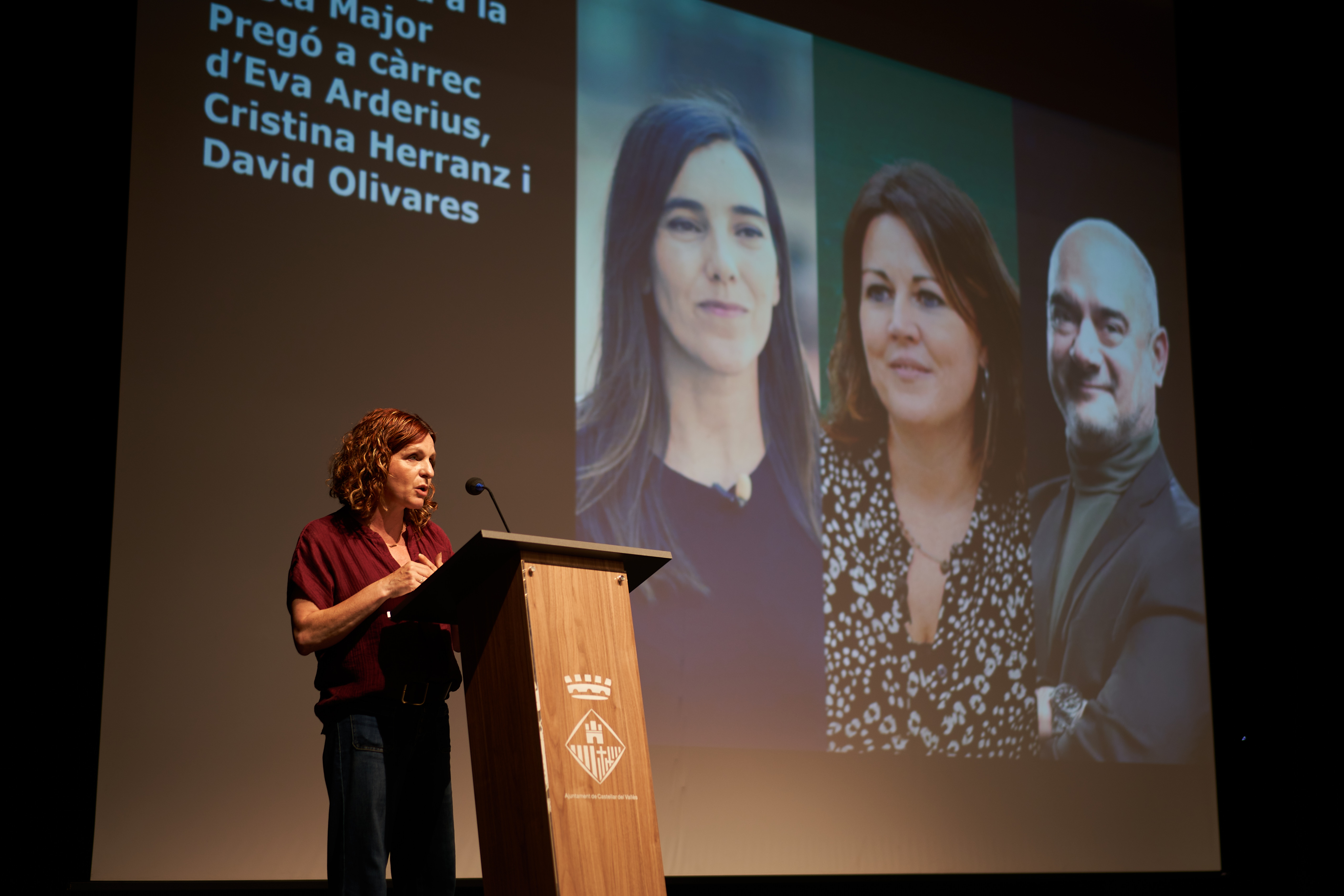 La cap d'unitat de Cultura, Eulàlia Costa, va presentar els pregoners d'enguany: les periodistes Eva Arderius, Cristina Herranz i l'humorista David Olivares. || Q. P.