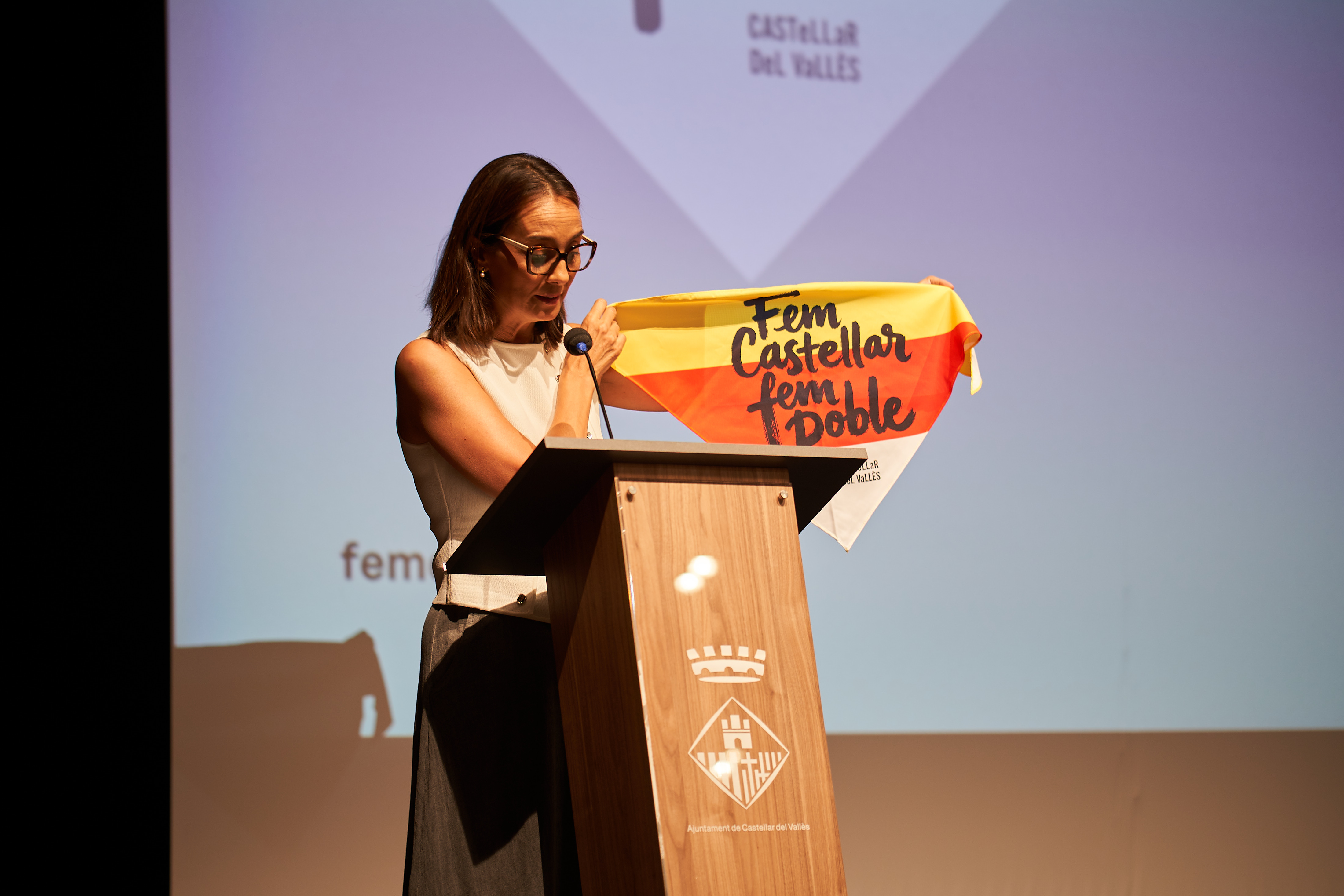 L'alcaldessa mostra el mocador de la Festa Major 2026 als assistents. || Q. P.