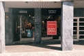 Un aparador d’un comerç amb el rètol de rebaixes al 50%