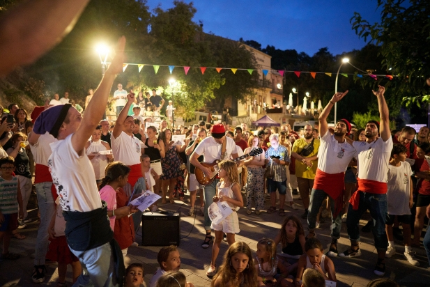 Cantades al mig de la plaça Doctor Puig, una activitat paral·lela a la Festa Major organitzada per Els Més Tranquils. || Q. Pascual