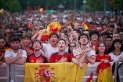 Assistents a la pantalla instal·lada a la plaça de la Fàbrica Nova per veure la final del Mundial || Q. Pascual