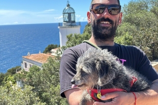 Dídac Prat en una imatge al costat d'un far