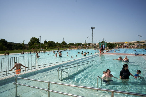 Una imatge dels primers banys a la nova Piscina Municipal de Colobrers el dia de la inauguració