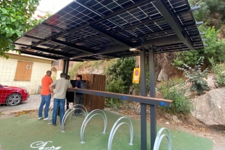 El punt de recàrrega de bicicletes elèctriques situat al costat del Centre Feliuenc, que es posarà en marxa aquest dilluns