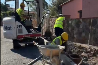 Operaris treballant en les voreres d'un carrer de l'Aire-Sol D