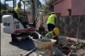 Operaris treballant en les voreres d'un carrer de l'Aire-Sol D