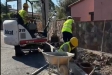 Operaris treballant en les voreres d'un carrer de l'Aire-Sol D