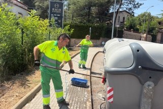 Neteja de contenidors a Sant Feliu del Racó en una imatge d’aquest dimecres || Aj. Castellar