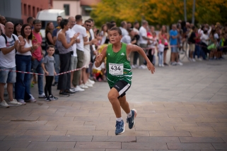 Un jove atleta del CAC en la Cursa Popular de la Festa Major de 2025 || Q. Pascual