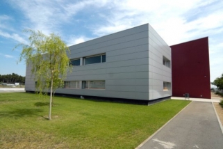 Edifici del Centre de Serveis de l'Ajuntament adreçat a les persones emprenedores del municipi