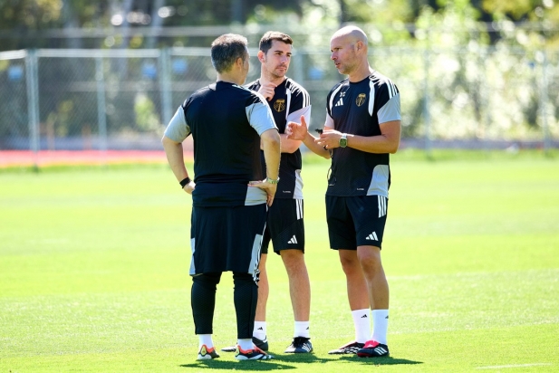 Calm parla amb Cifuentes durant el seu primer entrenament a Portland.