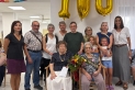 La centenària Manuela Cazalla, asseguda a la dreta, amb familiars, amics i autoritats municipals