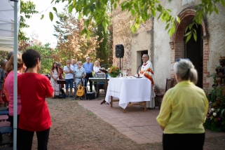 Mossèn Xavier oficiant la missa davant de l'ermita de les Arenes