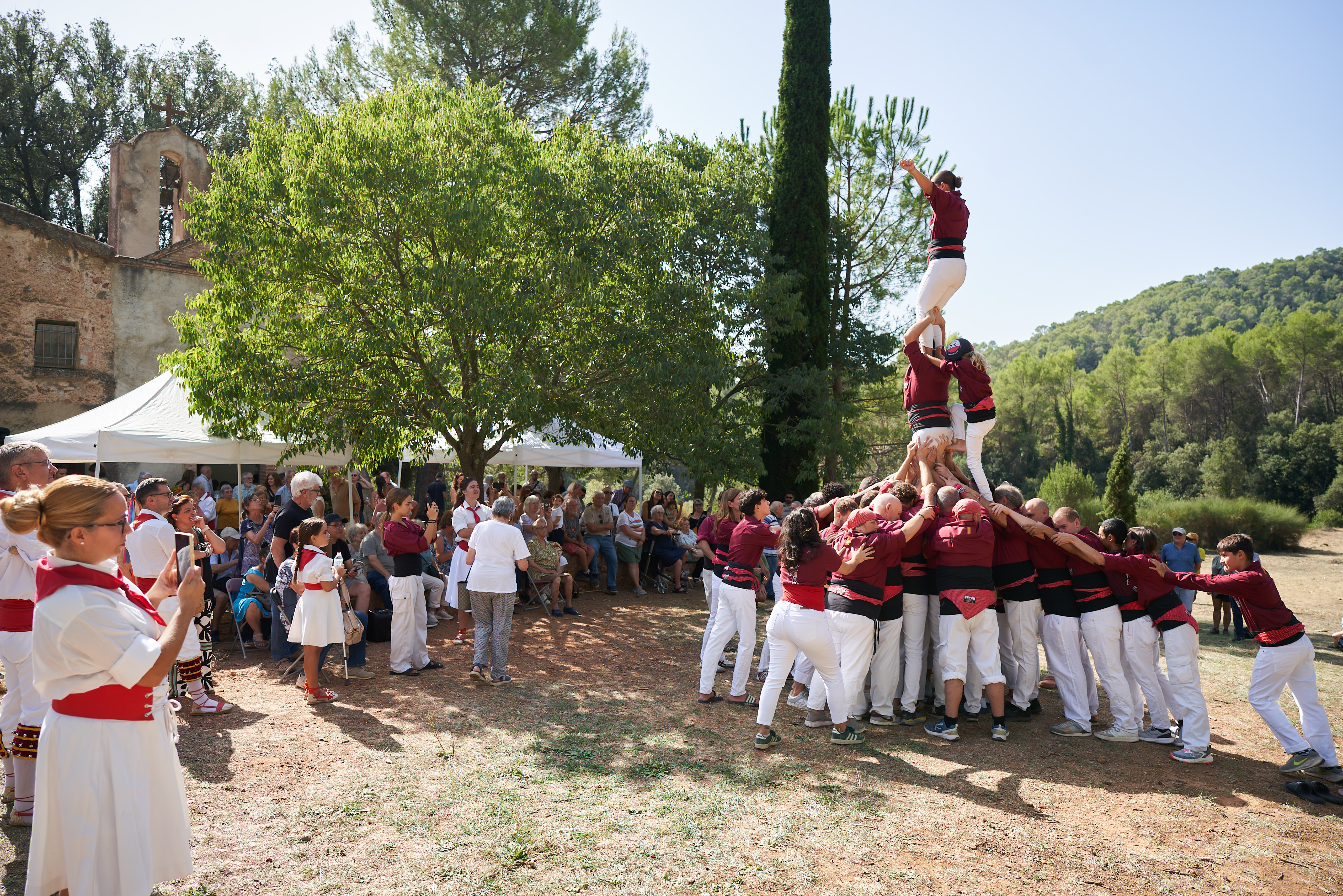 Actuació dels Castellers de Castellar durant l'Aplec de les Arenes