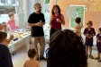 Moment de la inauguració de l'espai del Dani Ras, amb l'artista i responsable fins ara, Eva Fernández. || CEDIDA