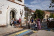 Pocs alumnes a la sortida de migdia de l’escola Emili Carles-Tolrà aquest dimarts