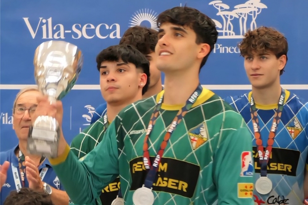 Arnau Capel defensa la porteria del Nacional Catalana del CH Caldes i és el reserva del primer equip a OK Lliga.