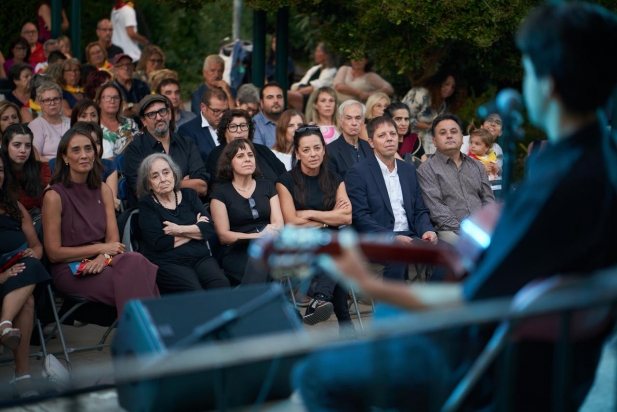 El net de Pepa Beotas Adrià Vicente Beotas va interpretar en directe Gràcies a la vida com a cloenda de l'acte El net de Pepa Beotas Adrià Vicente Beotas va interpretar en directe Gràcies a la vida com a cloenda de l'acte