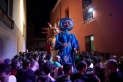 Els gegants al carrer Colom envoltats d'assistents al Correlokals, just en el punt on es fa el pregó || Q. Pascual